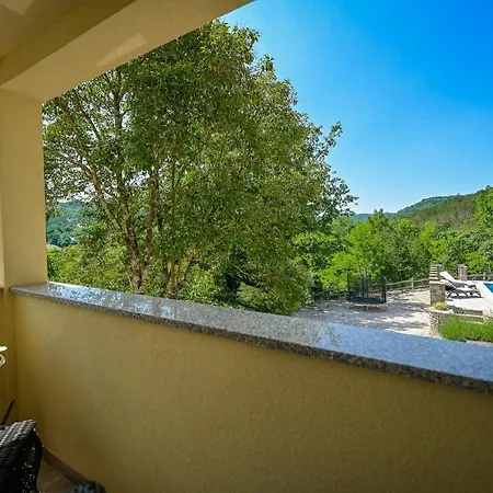 빌라 Brbon - Serene Getaway Krbune